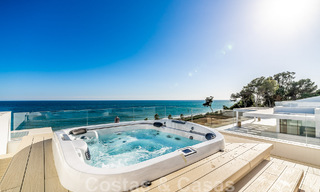 Penthouse moderne et ultra-luxueux à vendre, prêt à emménager, en première ligne de plage, avec vue sur la mer, entre Marbella et Estepona 48253 
