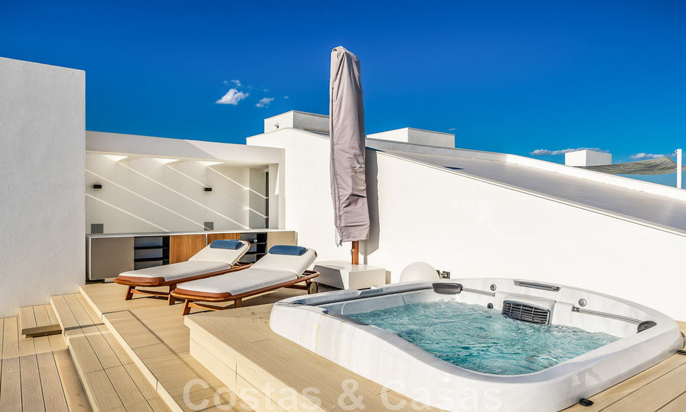 Penthouse moderne et ultra-luxueux à vendre, prêt à emménager, en première ligne de plage, avec vue sur la mer, entre Marbella et Estepona 48254