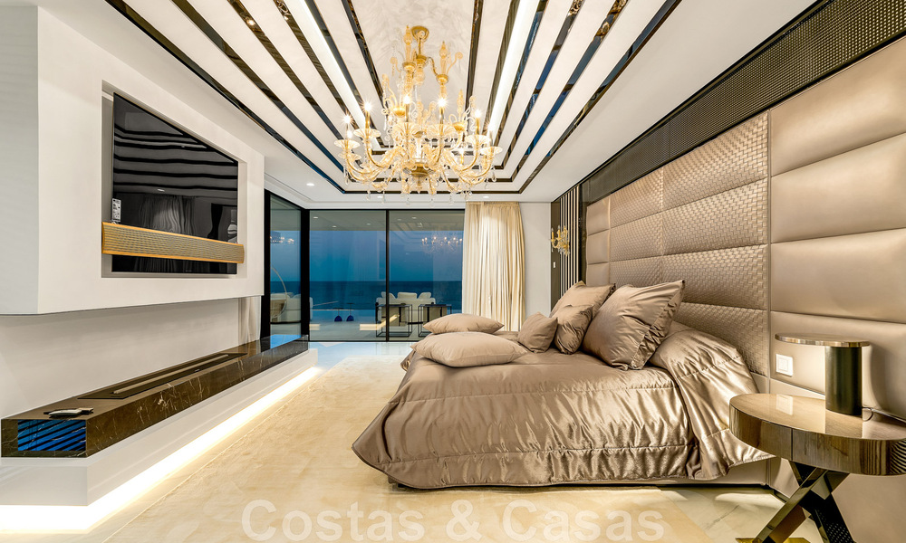 Penthouse moderne et ultra-luxueux à vendre, prêt à emménager, en première ligne de plage, avec vue sur la mer, entre Marbella et Estepona 48256