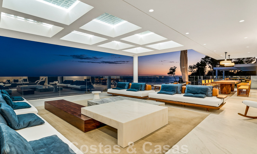 Penthouse moderne et ultra-luxueux à vendre, prêt à emménager, en première ligne de plage, avec vue sur la mer, entre Marbella et Estepona 48260