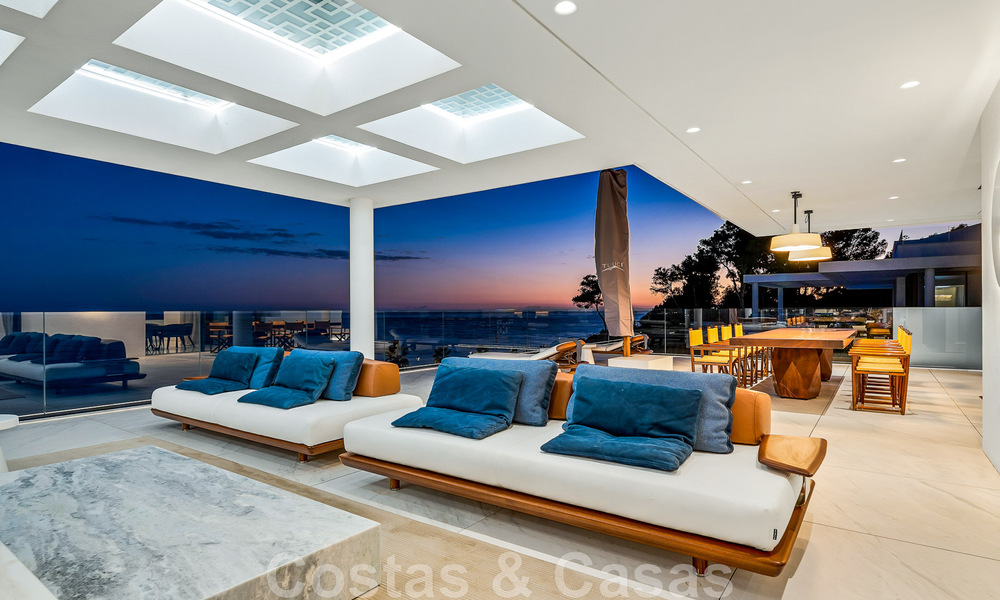 Penthouse moderne et ultra-luxueux à vendre, prêt à emménager, en première ligne de plage, avec vue sur la mer, entre Marbella et Estepona 48261