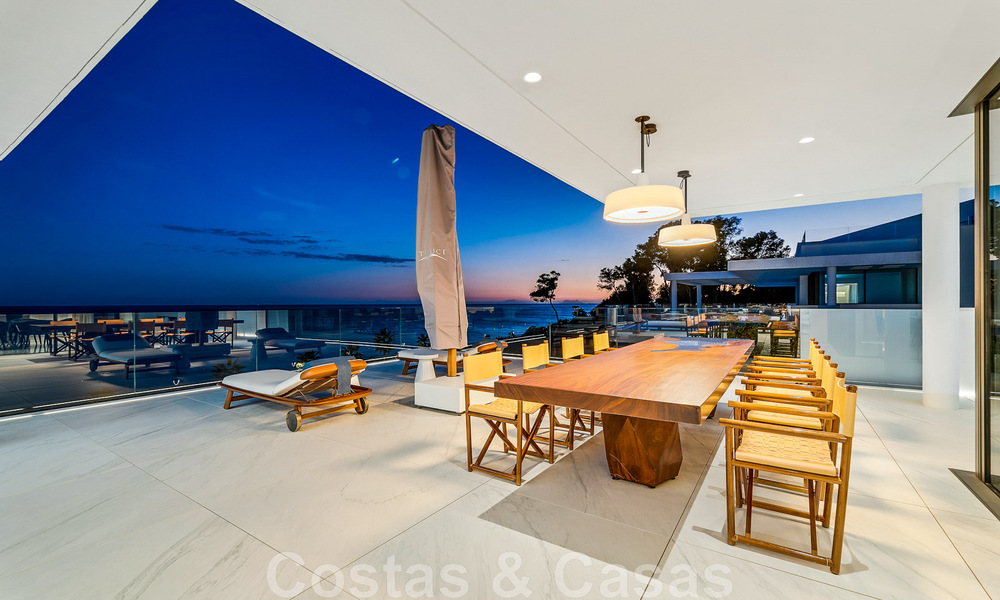 Penthouse moderne et ultra-luxueux à vendre, prêt à emménager, en première ligne de plage, avec vue sur la mer, entre Marbella et Estepona 48262