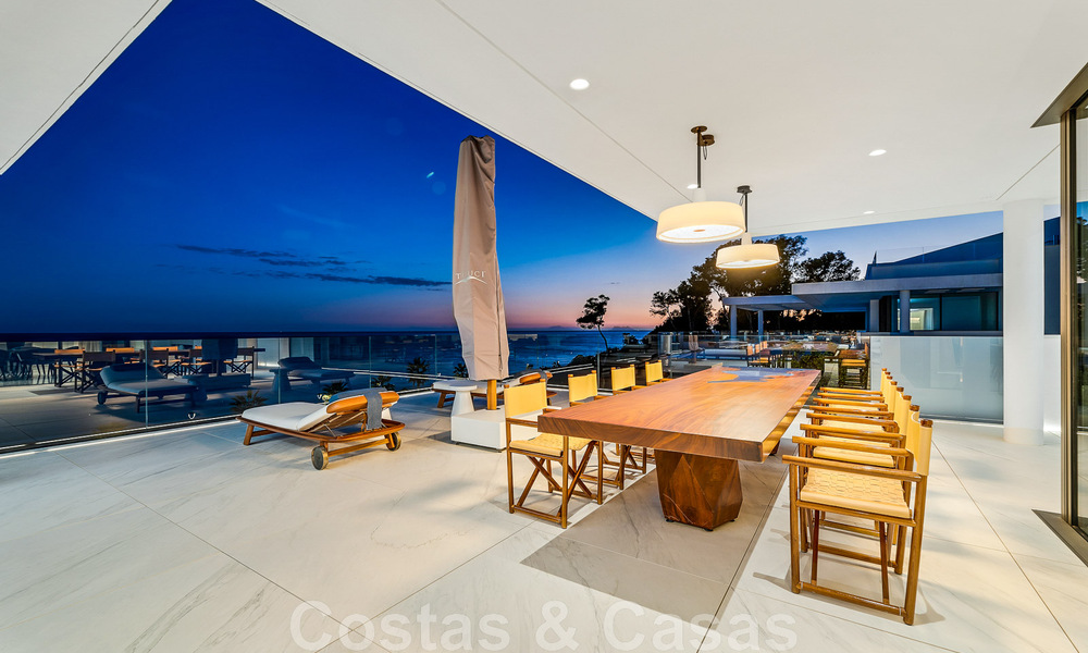 Penthouse moderne et ultra-luxueux à vendre, prêt à emménager, en première ligne de plage, avec vue sur la mer, entre Marbella et Estepona 48262