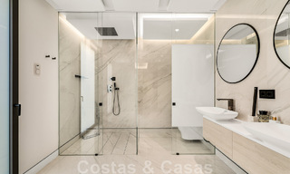 Penthouse moderne et ultra-luxueux à vendre, prêt à emménager, en première ligne de plage, avec vue sur la mer, entre Marbella et Estepona 48263 