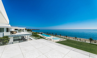 Penthouse moderne et ultra-luxueux à vendre, prêt à emménager, en première ligne de plage, avec vue sur la mer, entre Marbella et Estepona 48264 