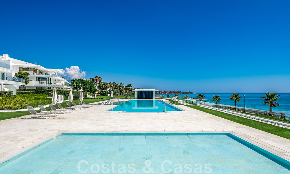 Penthouse moderne et ultra-luxueux à vendre, prêt à emménager, en première ligne de plage, avec vue sur la mer, entre Marbella et Estepona 48265