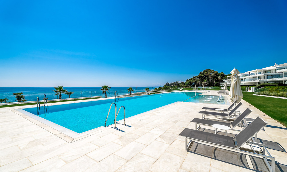 Penthouse moderne et ultra-luxueux à vendre, prêt à emménager, en première ligne de plage, avec vue sur la mer, entre Marbella et Estepona 48266