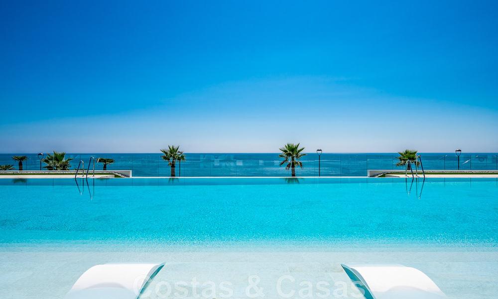 Penthouse moderne et ultra-luxueux à vendre, prêt à emménager, en première ligne de plage, avec vue sur la mer, entre Marbella et Estepona 48267