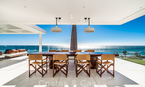 Penthouse moderne et ultra-luxueux à vendre, prêt à emménager, en première ligne de plage, avec vue sur la mer, entre Marbella et Estepona 48269