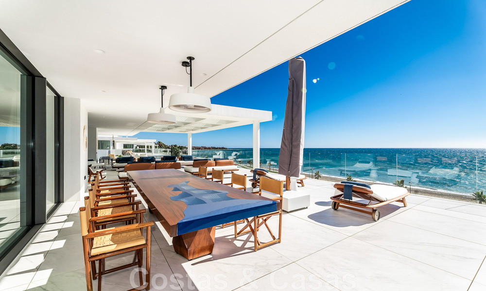 Penthouse moderne et ultra-luxueux à vendre, prêt à emménager, en première ligne de plage, avec vue sur la mer, entre Marbella et Estepona 48270