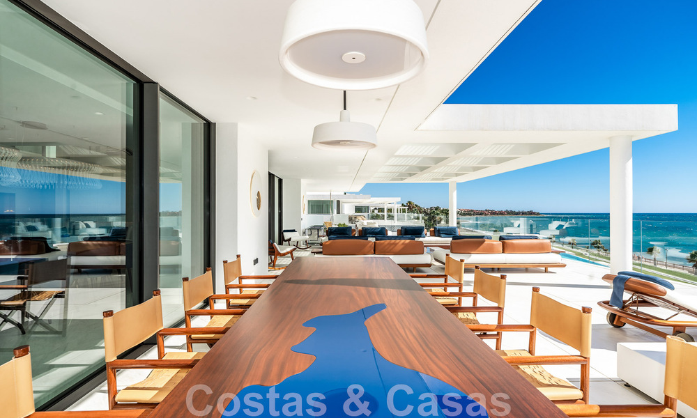 Penthouse moderne et ultra-luxueux à vendre, prêt à emménager, en première ligne de plage, avec vue sur la mer, entre Marbella et Estepona 48271