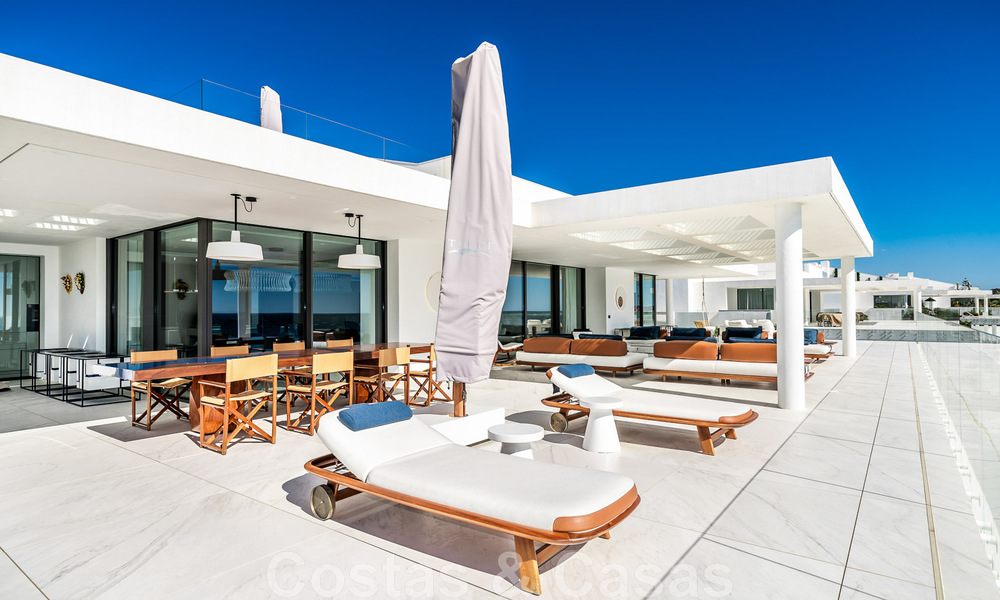Penthouse moderne et ultra-luxueux à vendre, prêt à emménager, en première ligne de plage, avec vue sur la mer, entre Marbella et Estepona 48272