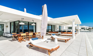 Penthouse moderne et ultra-luxueux à vendre, prêt à emménager, en première ligne de plage, avec vue sur la mer, entre Marbella et Estepona 48272 