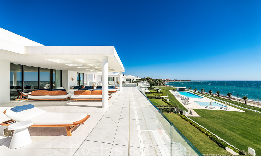Penthouse moderne et ultra-luxueux à vendre, prêt à emménager, en première ligne de plage, avec vue sur la mer, entre Marbella et Estepona 48273
