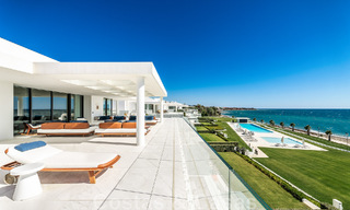 Penthouse moderne et ultra-luxueux à vendre, prêt à emménager, en première ligne de plage, avec vue sur la mer, entre Marbella et Estepona 48273 