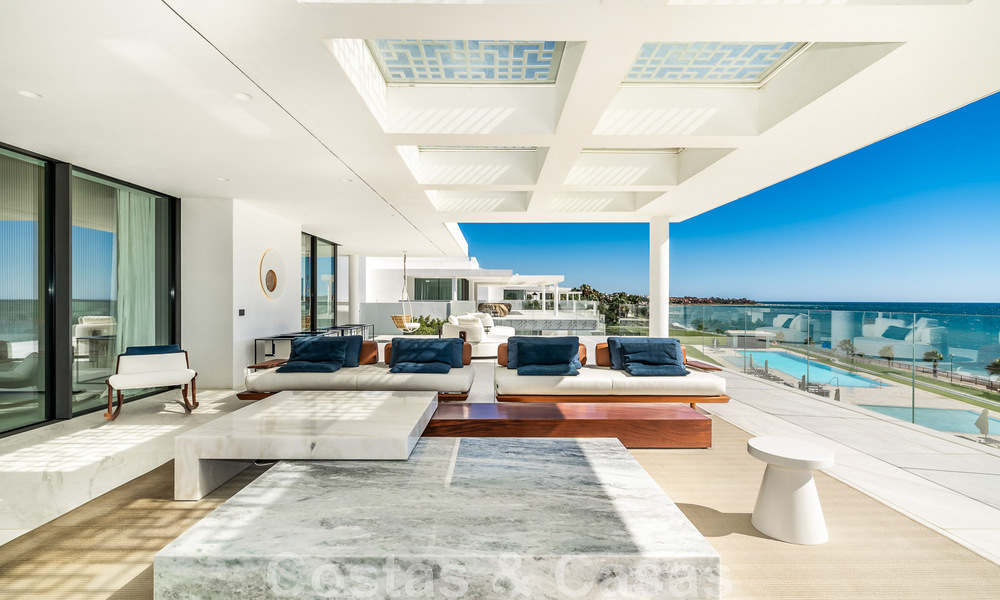 Penthouse moderne et ultra-luxueux à vendre, prêt à emménager, en première ligne de plage, avec vue sur la mer, entre Marbella et Estepona 48275