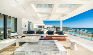Penthouse moderne et ultra-luxueux à vendre, prêt à emménager, en première ligne de plage, avec vue sur la mer, entre Marbella et Estepona 48275 