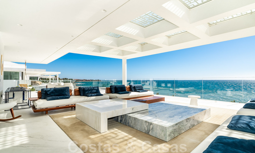 Penthouse moderne et ultra-luxueux à vendre, prêt à emménager, en première ligne de plage, avec vue sur la mer, entre Marbella et Estepona 48276