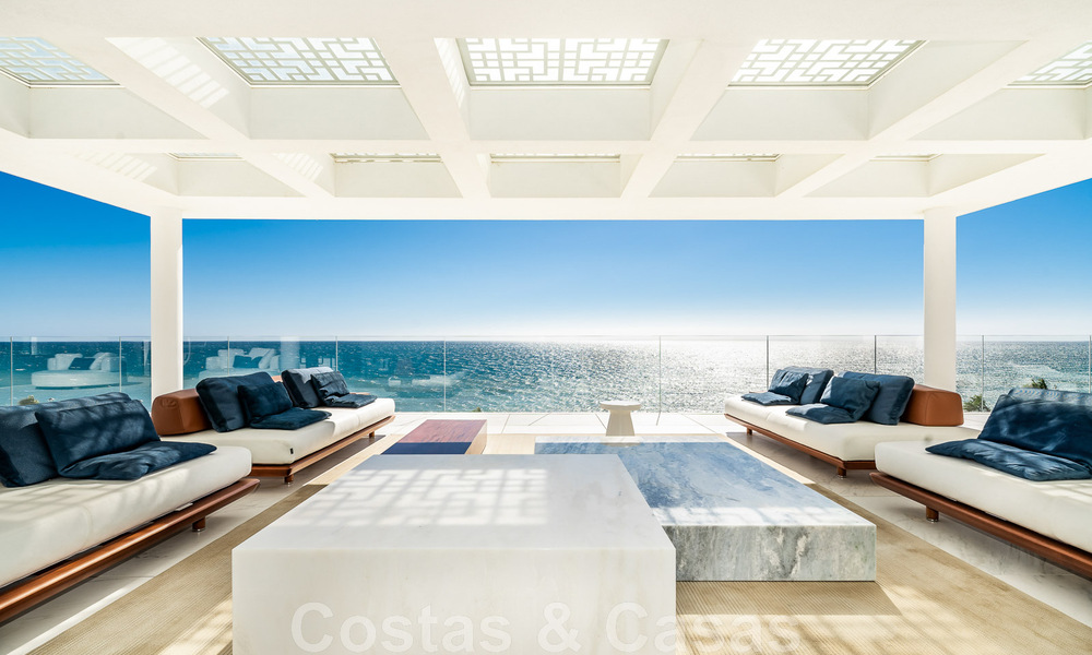 Penthouse moderne et ultra-luxueux à vendre, prêt à emménager, en première ligne de plage, avec vue sur la mer, entre Marbella et Estepona 48277