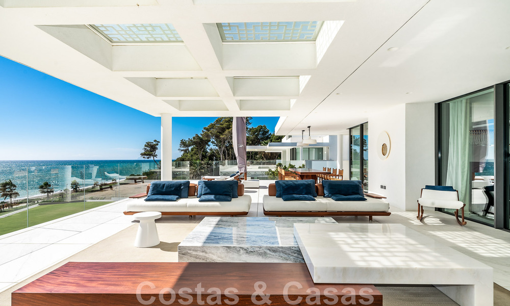 Penthouse moderne et ultra-luxueux à vendre, prêt à emménager, en première ligne de plage, avec vue sur la mer, entre Marbella et Estepona 48280