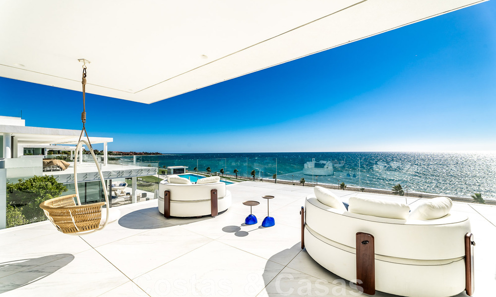 Penthouse moderne et ultra-luxueux à vendre, prêt à emménager, en première ligne de plage, avec vue sur la mer, entre Marbella et Estepona 48281