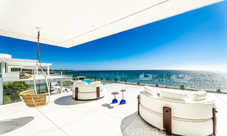 Penthouse moderne et ultra-luxueux à vendre, prêt à emménager, en première ligne de plage, avec vue sur la mer, entre Marbella et Estepona 48281 