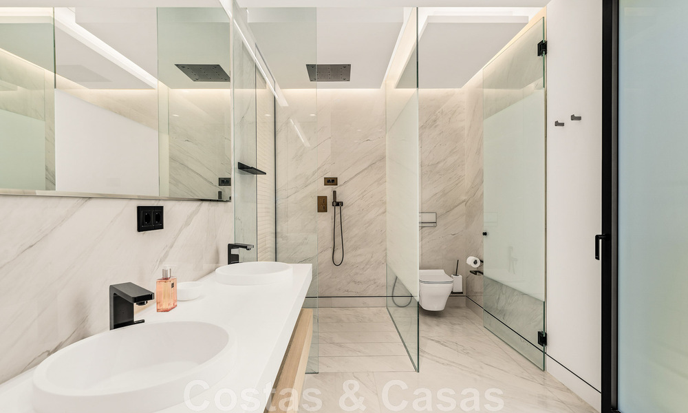 Penthouse moderne et ultra-luxueux à vendre, prêt à emménager, en première ligne de plage, avec vue sur la mer, entre Marbella et Estepona 48289