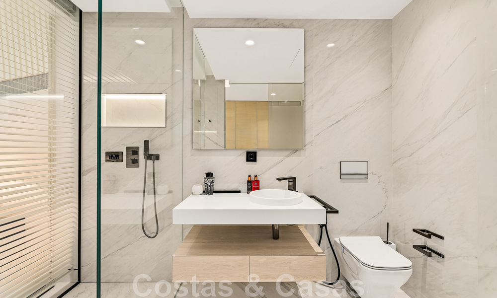 Penthouse moderne et ultra-luxueux à vendre, prêt à emménager, en première ligne de plage, avec vue sur la mer, entre Marbella et Estepona 48292