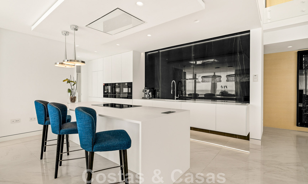 Penthouse moderne et ultra-luxueux à vendre, prêt à emménager, en première ligne de plage, avec vue sur la mer, entre Marbella et Estepona 48298