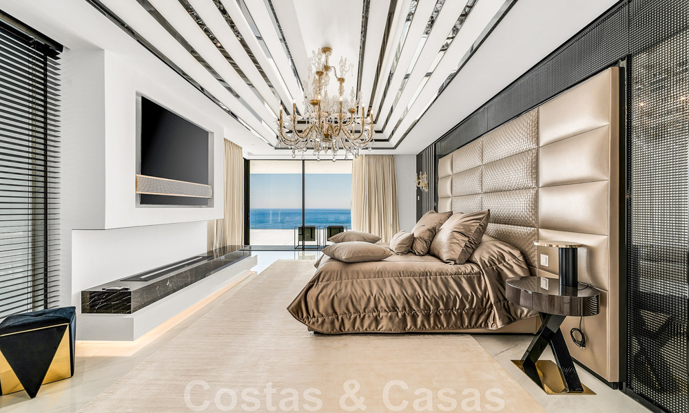 Penthouse moderne et ultra-luxueux à vendre, prêt à emménager, en première ligne de plage, avec vue sur la mer, entre Marbella et Estepona 48299