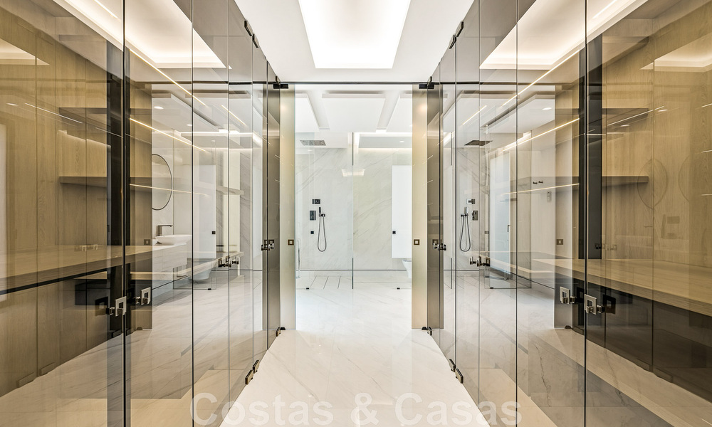 Penthouse moderne et ultra-luxueux à vendre, prêt à emménager, en première ligne de plage, avec vue sur la mer, entre Marbella et Estepona 48300