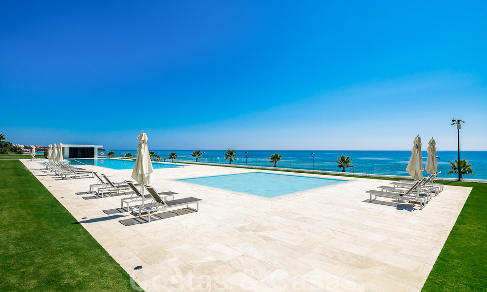 Penthouse moderne et ultra-luxueux à vendre, prêt à emménager, en première ligne de plage, avec vue sur la mer, entre Marbella et Estepona 48302