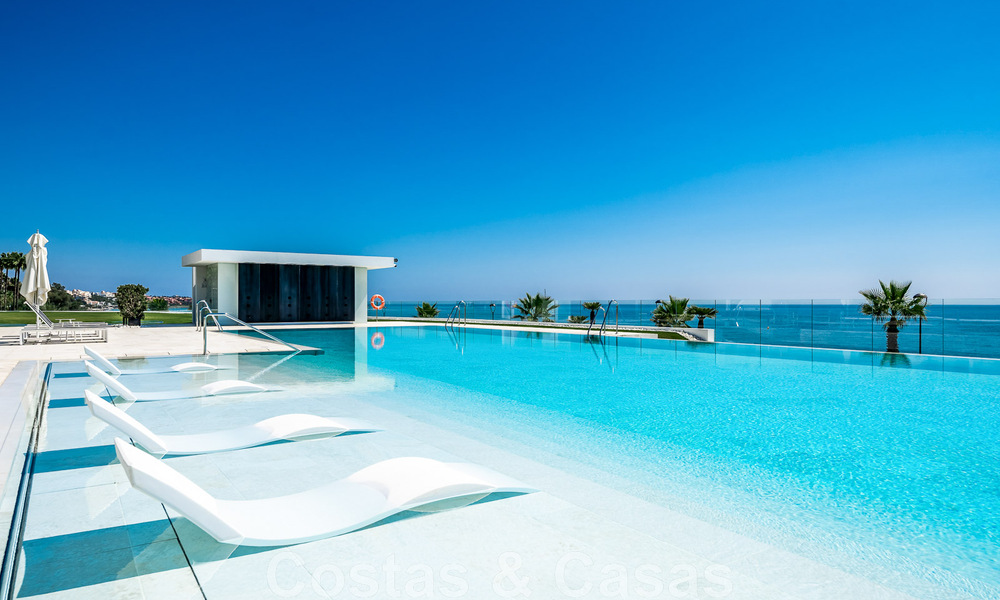 Penthouse moderne et ultra-luxueux à vendre, prêt à emménager, en première ligne de plage, avec vue sur la mer, entre Marbella et Estepona 48303