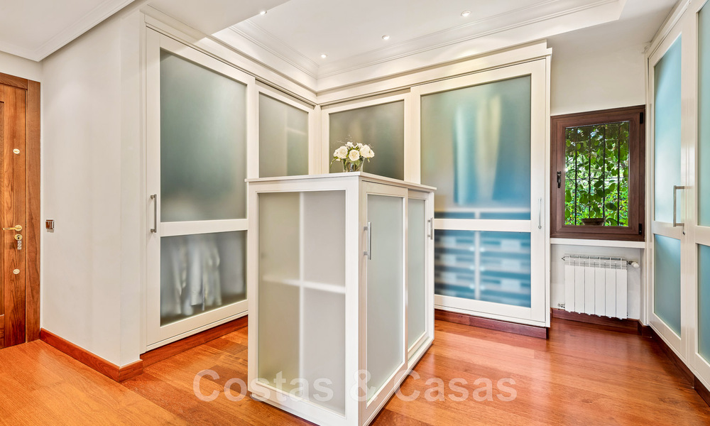 Vente d'une maison traditionnelle et luxueuse de style andalou avec vue sur la mer au cœur de la vallée du golf de Nueva Andalucia, Marbella 49220