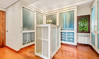 Vente d'une maison traditionnelle et luxueuse de style andalou avec vue sur la mer au cœur de la vallée du golf de Nueva Andalucia, Marbella 49220 