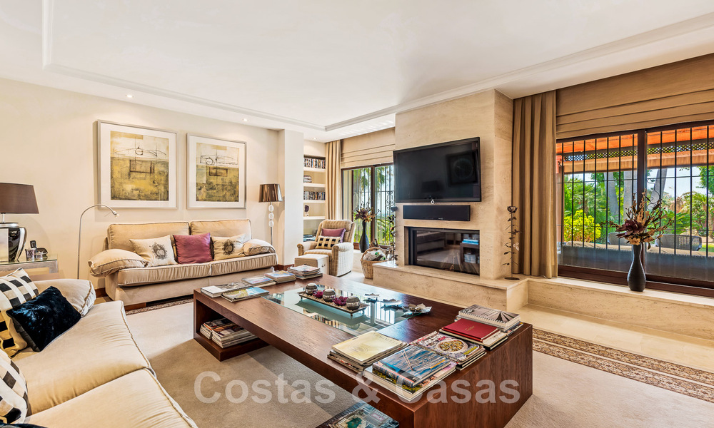 Vente d'une maison traditionnelle et luxueuse de style andalou avec vue sur la mer au cœur de la vallée du golf de Nueva Andalucia, Marbella 49221