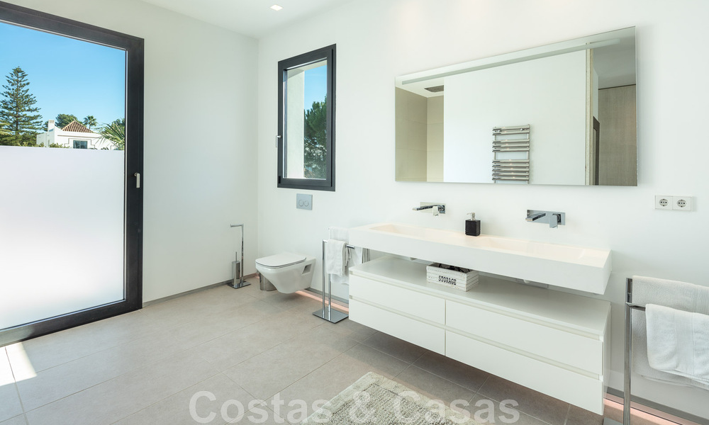 Villa de style moderne rénovée à vendre au cœur de la vallée du golf de Nueva Andalucia, Marbella 49073