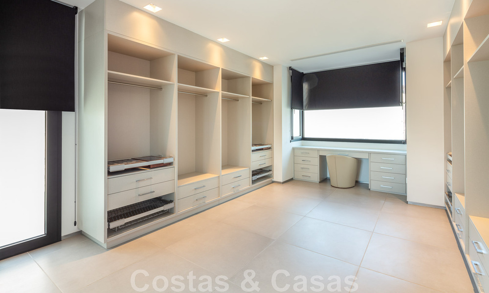 Villa de style moderne rénovée à vendre au cœur de la vallée du golf de Nueva Andalucia, Marbella 49078