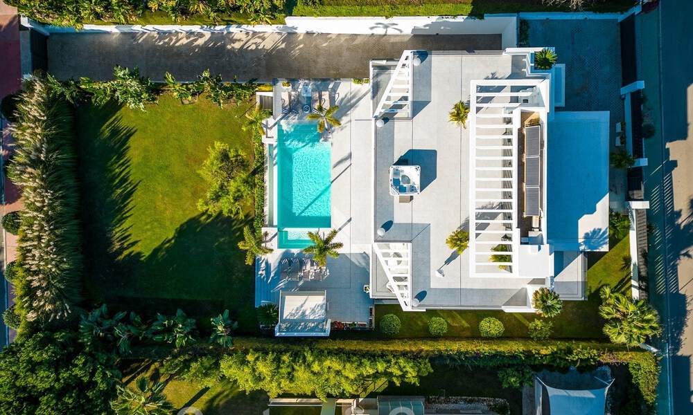Villa de style moderne rénovée à vendre au cœur de la vallée du golf de Nueva Andalucia, Marbella 49080