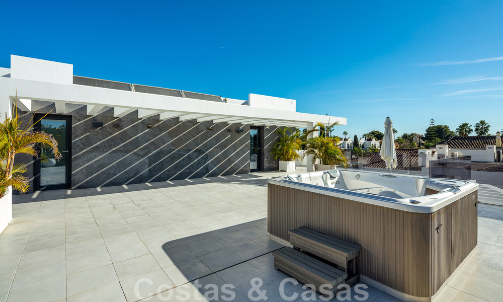 Villa de style moderne rénovée à vendre au cœur de la vallée du golf de Nueva Andalucia, Marbella 49082