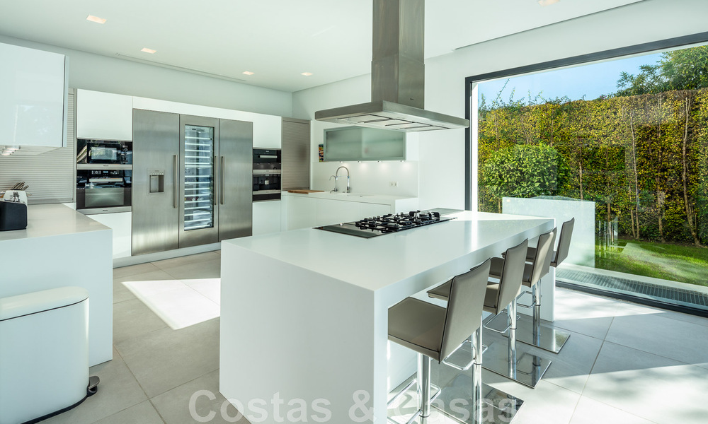 Villa de style moderne rénovée à vendre au cœur de la vallée du golf de Nueva Andalucia, Marbella 49090