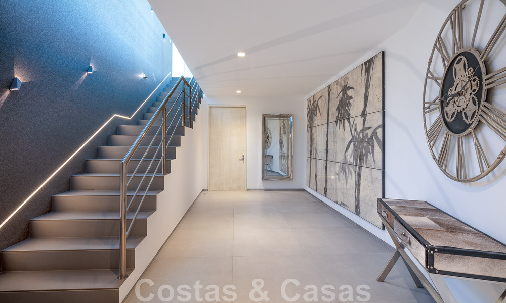 Villa de style moderne rénovée à vendre au cœur de la vallée du golf de Nueva Andalucia, Marbella 49096