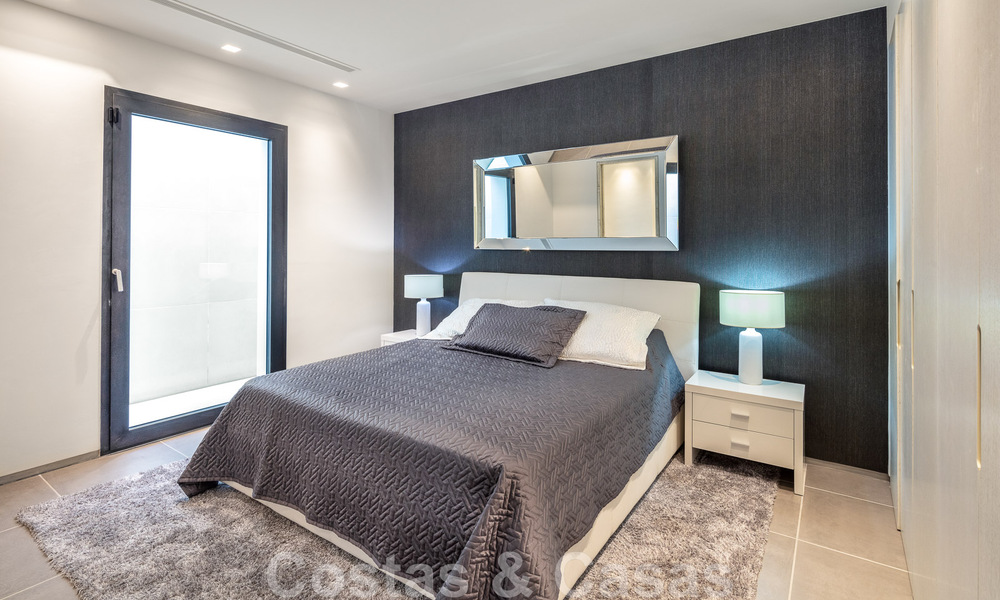 Villa de style moderne rénovée à vendre au cœur de la vallée du golf de Nueva Andalucia, Marbella 49097