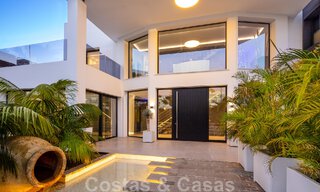 Villa de style moderne rénovée à vendre au cœur de la vallée du golf de Nueva Andalucia, Marbella 49103 