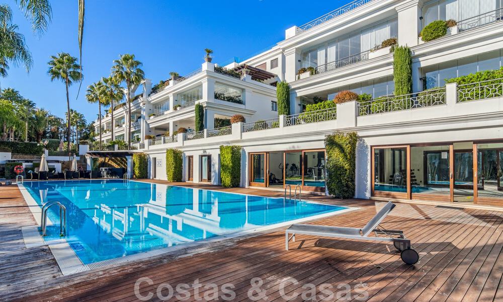Appartement prêt à emménager à vendre dans un complexe de plage exclusif avec vue sur la mer, à quelques pas du centre d'Estepona 49294