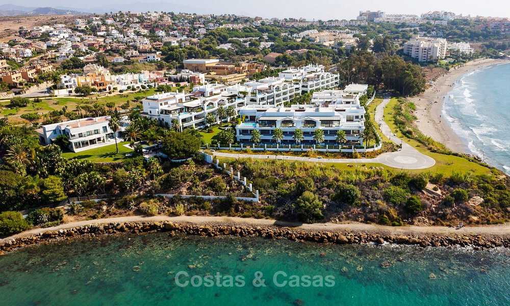 Appartement prêt à emménager à vendre dans un complexe de plage exclusif avec vue sur la mer, à quelques pas du centre d'Estepona 49309