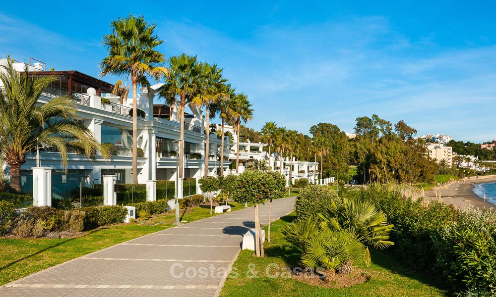 Appartement prêt à emménager à vendre dans un complexe de plage exclusif avec vue sur la mer, à quelques pas du centre d'Estepona 49312