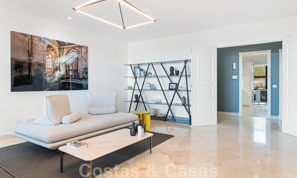 Appartement moderne rénové à vendre, avec vue sur la mer, dans un complexe fermé situé sur le nouveau Golden Mile, entre Marbella et Estepona 49530