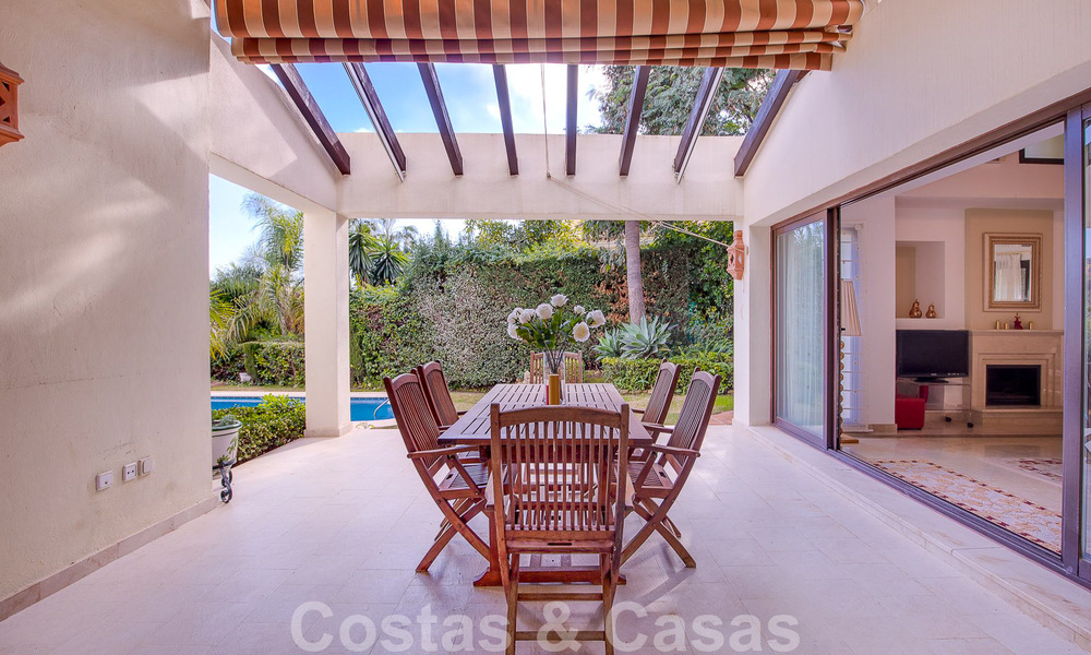 Villa andalouse indépendante à vendre avec un grand potentiel, située en position élevée et entourée de terrains de golf à Benahavis - Marbella 49585