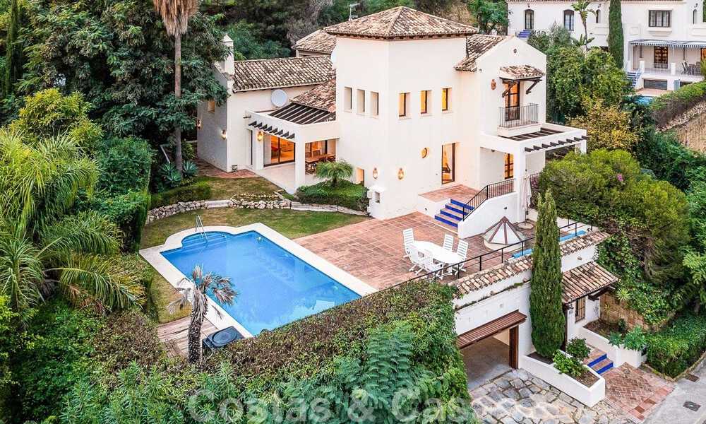 Villa andalouse indépendante à vendre avec un grand potentiel, située en position élevée et entourée de terrains de golf à Benahavis - Marbella 49586
